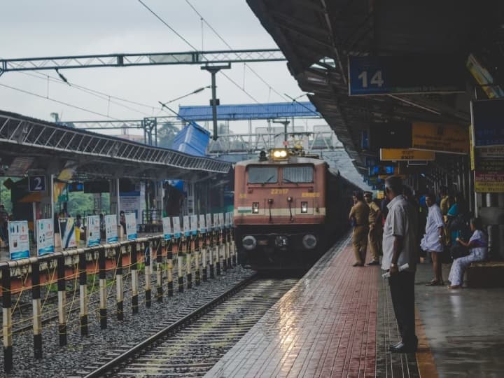 हालांकि टीसी केवल प्लेटफॉर्म और निकासी या प्रवेश गेट पर ही टिकट की चेकिंग कर सकता है. ट्रेन के अंदर टिकट चेक करने का अधिकार नहीं है. (PC- Freepik.com)