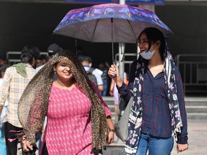 आईएमडी से मिली जानकारी के अनुसार दिल्ली और मुंबई दोनों शहरों में 12 मार्च को अधिकतम तापमान 34.1 डिग्री सेल्सियस और 39.4 डिग्री सेल्सियस दर्ज किया गया.