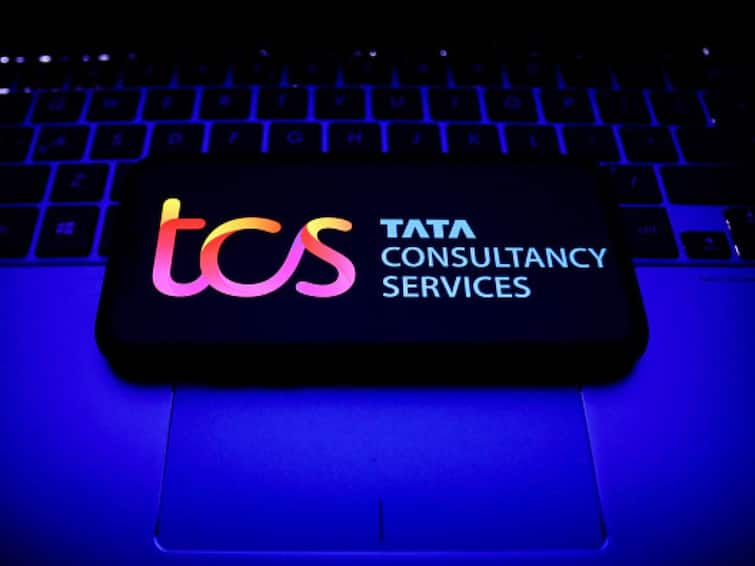 Tcs annoced to double their employee salary and to open new opportunity for freshers detail marathi news TCS Jobs: टीसीएसच्या कर्मचाऱ्यांसाठी आनंदाची बातमी, पगारवाढीसोबतच नोकर भरतीची देखील घोषणा