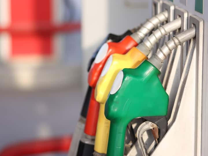 Petrol and Diesel Price Today in India 31st March 2023 Petrol and Diesel Rate Today in mumbai Delhi Bangalore Chennai Hyderabad and More Cities Petrol Diesel price In Metro Cities Petrol Diesel Price:  मार्च एन्ड; महिन्याच्या शेवटच्या दिवशी पेट्रोल-डिझेलचे दर कितीनं घटले?