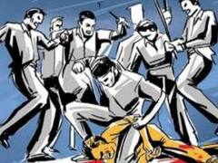 दिल्ली में बीमार गाय के साथ फेसबुक लाइव करने पर लोगों ने की युवक की पिटाई, AIIMS में भर्ती