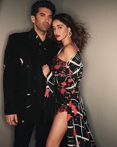 Its Official! डेटिंग की खबरों के बीच एक-दूजे संग रैंप पर दिखे Ananya Panday और Aditya Roy Kapur, दिखी दोनों की जबरदस्त कैमिस्ट्री