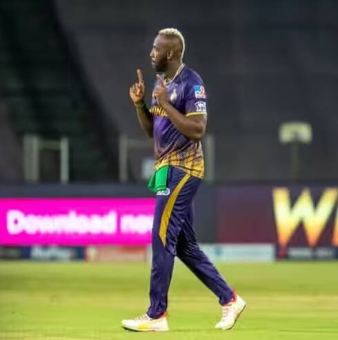 আইপিএলে কলকাতা নাইট রাইডার্সের জার্সিতে সেরা স্পেল ছিল আন্দ্রে রাসেলের। ২০২১ সালে মুম্বই ইন্ডিয়ান্সের বিরুদ্ধে ম্যাচে ২ ওভারে ১৫ রান দিয়ে ৫ উইকেট তুলে নিয়েছিলেন তিনি।