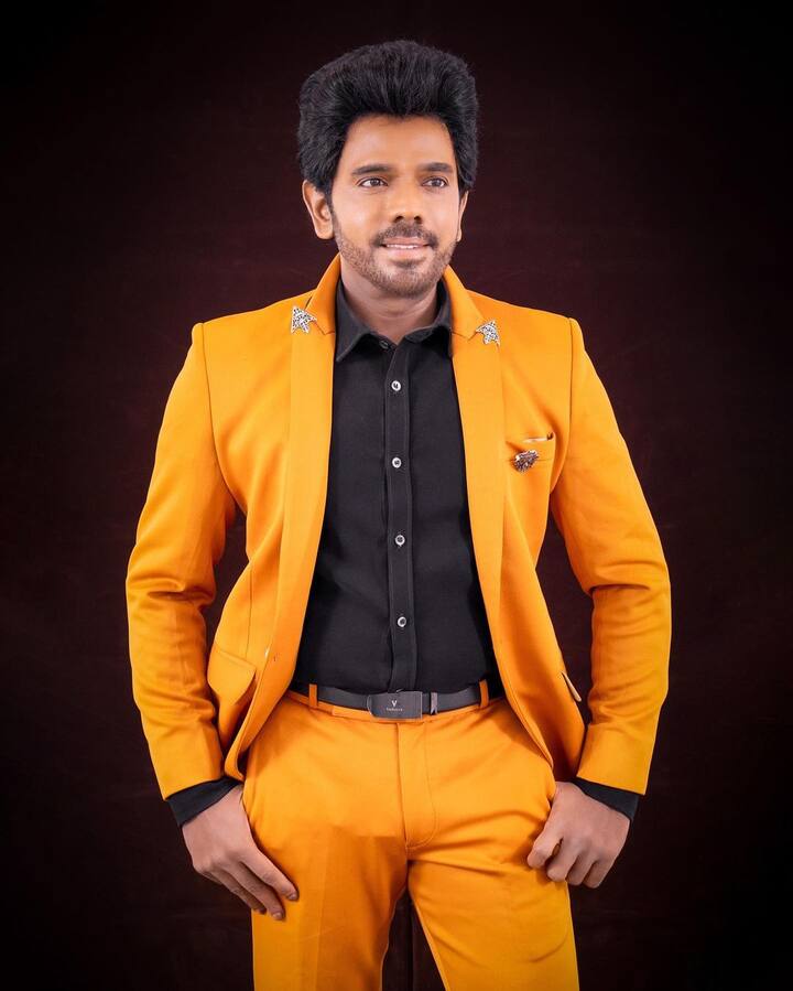 இப்படத்தில், இவர் பழங்கால நடிகர் போல நடித்துள்ளதாக பலர் தெரிவித்தனர்