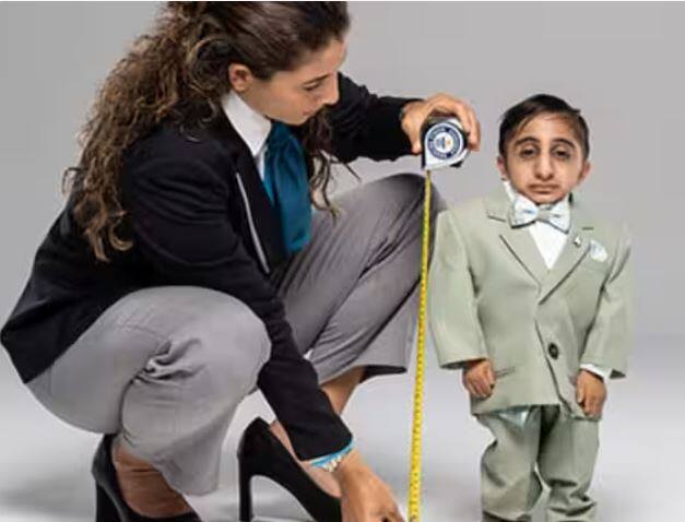 ਅਫਸ਼ੀਨ ਦੋ ਕਿਸਮ ਦੀਆਂ ਭਾਸ਼ਾਵਾਂ ਜਾਣਦਾ ਹੈ, ਜਿਸ ਵਿੱਚ ਕੁਰਦਿਸ਼ ਅਤੇ ਫਾਰਸੀ ਸ਼ਾਮਲ ਹਨ। ਉਹ ਅਜੇ ਸਿਰਫ 6.5 ਕਿਲੋਗ੍ਰਾਮ ਹੈ।