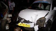 বেপরোয়া গতিতে বিপত্তি, নিয়ন্ত্রণ হারিয়ে ফুটপাতে উঠে পড়ল পশ্চিমবঙ্গ সরকারের বোর্ড লাগানো গাড়ি