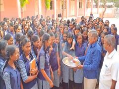 நாகையில் 12ஆம் வகுப்பு பொதுத்தேர்வு எழுத வந்த மாணவிகளுக்கு ஆரத்தி