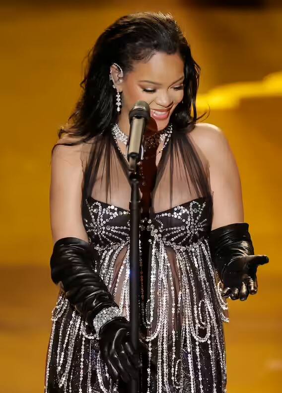 ਆਪਣੇ ਪ੍ਰਦਰਸ਼ਨ ਲਈ, ਰਿਹਾਨਾ ਨੇ ਸੁੰਦਰ ਕਾਲੇ ਪਹਿਰਾਵੇ ਨੂੰ ਚੁਣਿਆ, ਜਿਸ ਨੂੰ ਉਸਨੇ ਉਸ ਨੇ ਡਾਇਮੰਡ ਸੈੱਟ ਨਾਲ ਪਹਿਨਿਆ