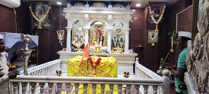 रंगपंचमी दिवशी समाधी पूजन, अभिषेक देवालय समितीचे अध्यक्ष धैर्यशील भोसले यांच्या हस्ते करण्यात आले
