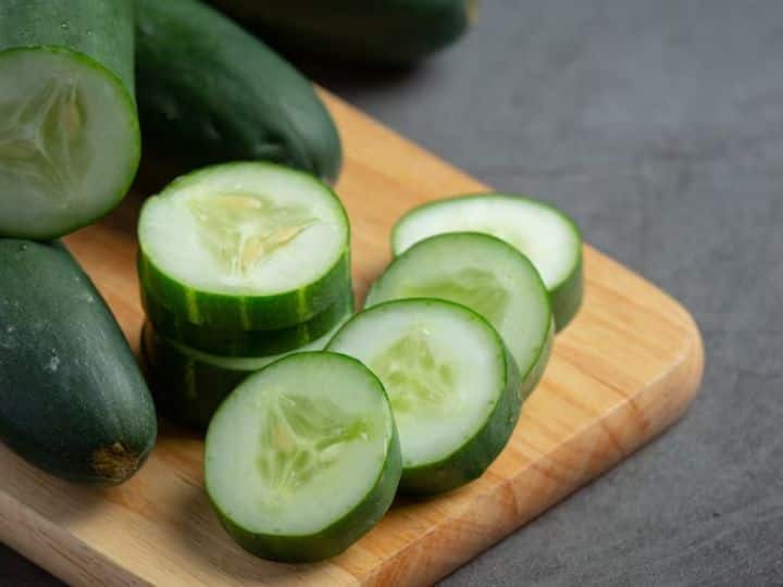 Cucumber Health Benefits Know Why You Should Eat Kheera In Summer कई हेल्थ प्रॉब्लम्स को दूर कर सकता है 'खीरा', स्किन के लिए भी है फायदेमंद! एक बार ऐसे करें यूज
