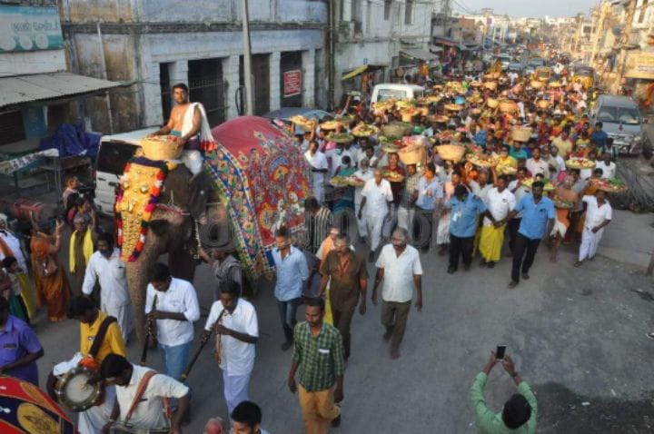 சமயபுரம் மாரியம்மன் கோவில் பூச்சொரிதல் விழா   - குவிந்த பக்தர்கள்