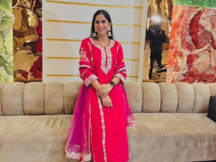 पंजाब के शिक्षा मंत्री और आईपीएस की शादी की तैयारियां जोर-शोर से चल रही हैं. इंस्टाग्राम की स्टोरी पर भी ज्योति ने अपने हाथ में पहनी रिंग की फोटो शेयर की है.