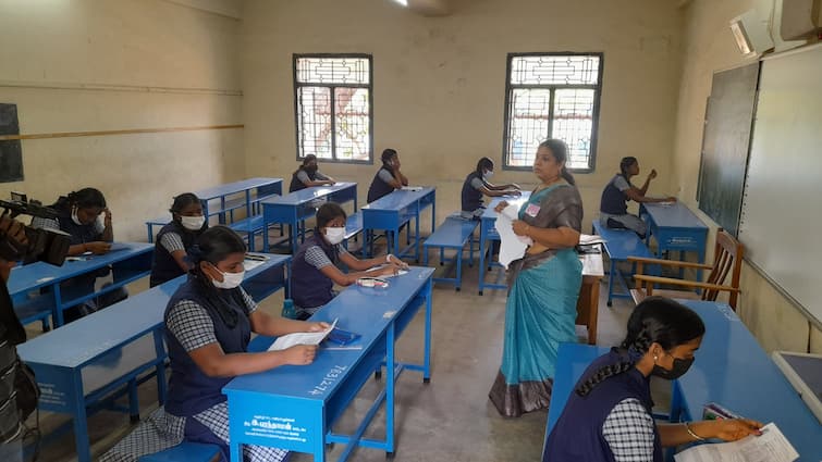 TN 12th Public Exam More Than 50000 Students Absent 2 Held in Vellore for Malpractice- DGE 12th Exam: பிளஸ் 2 பொதுத் தேர்வு; 50 ஆயிரத்துக்கும் மேற்பட்ட மாணவர்கள் ஆப்சென்ட்; முறைகேடு செய்த 2 பேர்!