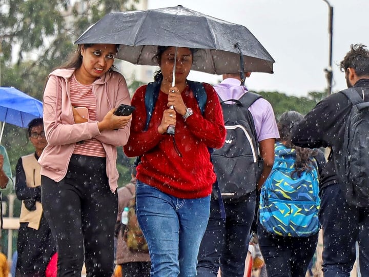 Maharashtra Mumbai Rain News Unseasonal rain in Mumbai and Thane Mumbai Rain : मुंबईसह ठाण्यात 'अवकाळीच्या सरी', उकाड्यापासून दिलासा मात्र, आरोग्यावर परिणाम होण्याची शक्यता 
