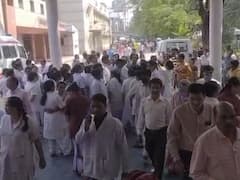 दुर्ग जिला अस्पताल में डॉक्टरों और स्टाफ नर्स ने किया प्रदर्शन, पुलिस चौकी खोलने की मांग, किन्नरों ने की थी मारपीट