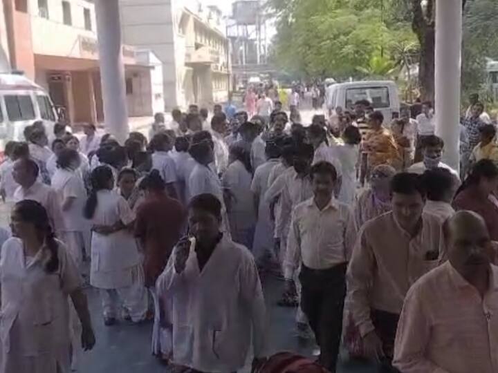 Durg District Hospital doctors and staff nurses Protest against fight against staff nurses Chhattisgarh ANN Durg News: दुर्ग जिला अस्पताल में डॉक्टरों और स्टाफ नर्स ने किया प्रदर्शन, पुलिस चौकी खोलने की मांग, किन्नरों ने की थी मारपीट