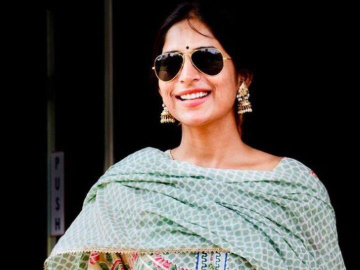 आईपीएस है तो दबंग अंदाज भी दिखाना बनता है. काले चश्मा पहने हुए उन्होंने एक प्यारी सी तस्वीर शेयर की है. इसमें उन्होंने हरे रंग का सूट पहना है और काफी सुंदर लग रही हैं.