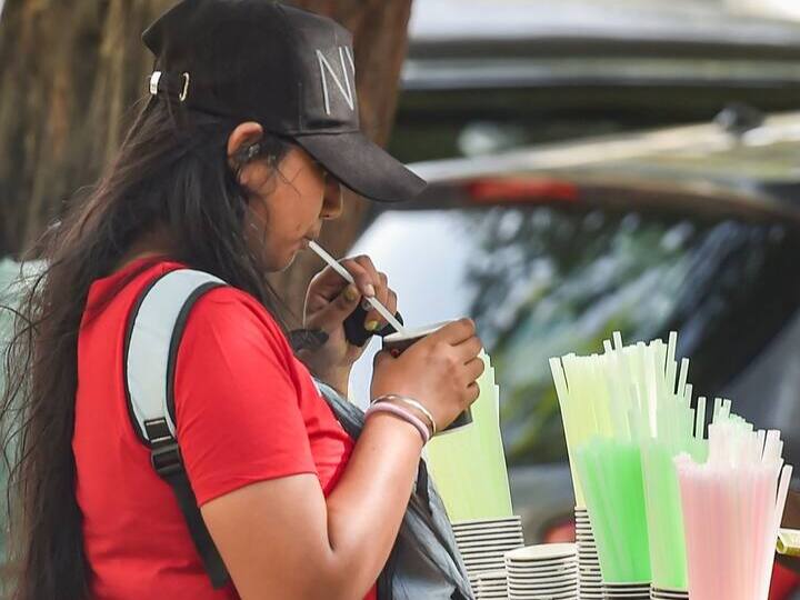 अपने घर को ठंडा रखें. रात में पर्दे, शटर या सनशेड का प्रयोग करें और रात में खिड़कियां खोलें. इसके अलावा लस्सी, नींबू पानी, छाछ को पीएं जिससे आपका शरीर हाइड्रेट रहे.