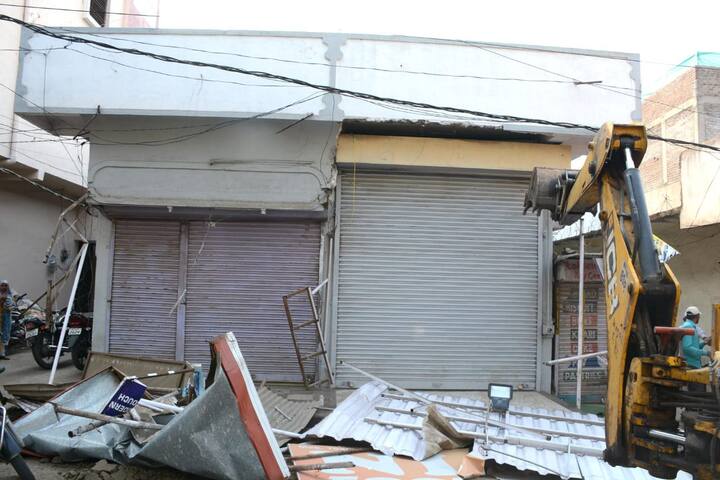 बजरंग चौक ते बळीराम पाटील चौक या भागात एकूण 26 अनधिकृत कच्चे पक्के बांधकामे काढण्यात आले होते.