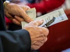 Indian Railways: ट्रेन के बाहर टिकट चेक नहीं कर सकता टीटीई, TC के पास है अलग अधिकार, जानें दोनों में अंतर