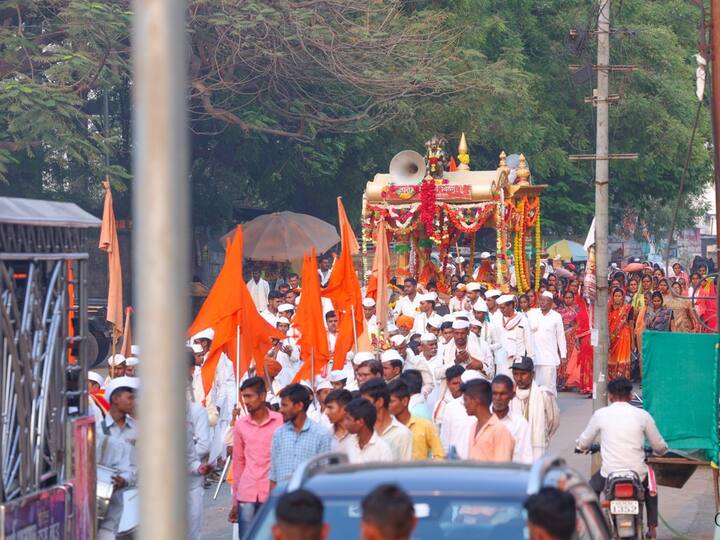 आज (13 मार्च) रोजी श्री संत एकनाथ महाराजांचा जलसमाधी सोहळा पार पडला.