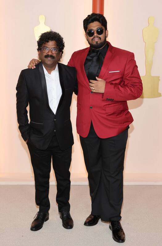सॉन्ग नाटू-नाटू के राइटर चंद्रबोस भी ऑस्कर सेरेमनी के लिए पहुंचे हैं. उन्होंने भी ऑल ब्लैक लुक कैरी किया.