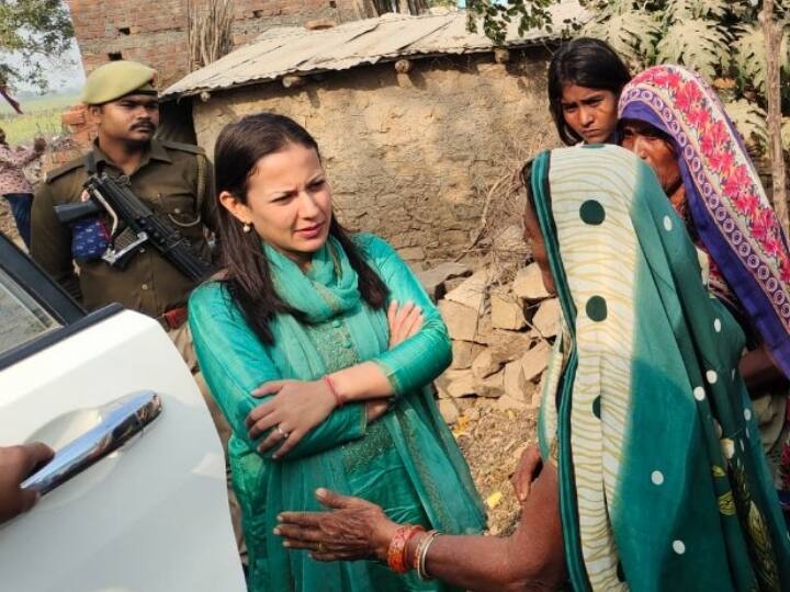 जानकारी के मुताबिक अब्बास की पत्नी निकहत बानो रोज पति से मिलने जेल आती थी, जिसकी कोई एंट्री नहीं लिखी जाती थी. जिसके चलते उन्होंने अब्बास की पत्नी और ड्राइवर को गिरफ्तार किया था.