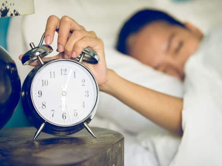 Alarm Snoozing Could Be Dangerous For Health Know Why अलार्म को स्नूज करके फिर सो जाते हैं आप? तो हो जाएं अलर्ट, ऐसा करना है बहुत खतरनाक! जानें कैसे?