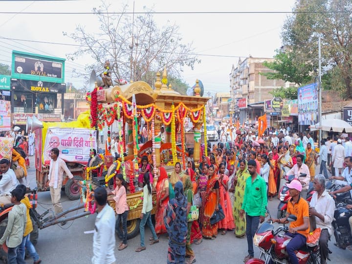 यावेळी नाथ वंशजाच्या मानाच्या दिंड्यासह वारकऱ्यांच्या दिंड्यांनी गावातील नाथ मंदिर ते बाहेरील नाथ समाधी मंदिर दर्शन नगर प्रदर्शना केली.