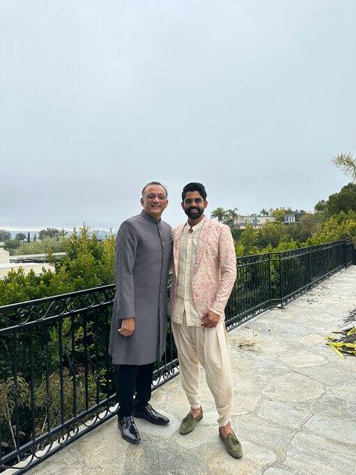 'బాహుబలి' చిత్రనిర్మాత శోభు యార్లగడ్డతో కార్తికేయ (Image Courtesy : RRR Movie / Twitter)