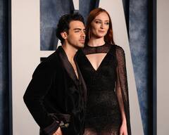Vanity Fair Oscar Party में ऑल ब्लैक में ट्विनिंग करते दिखे Joe Jonas, ड्रैमिटक आइ मेकअप से Sophie Turner ने लूटी महफिल