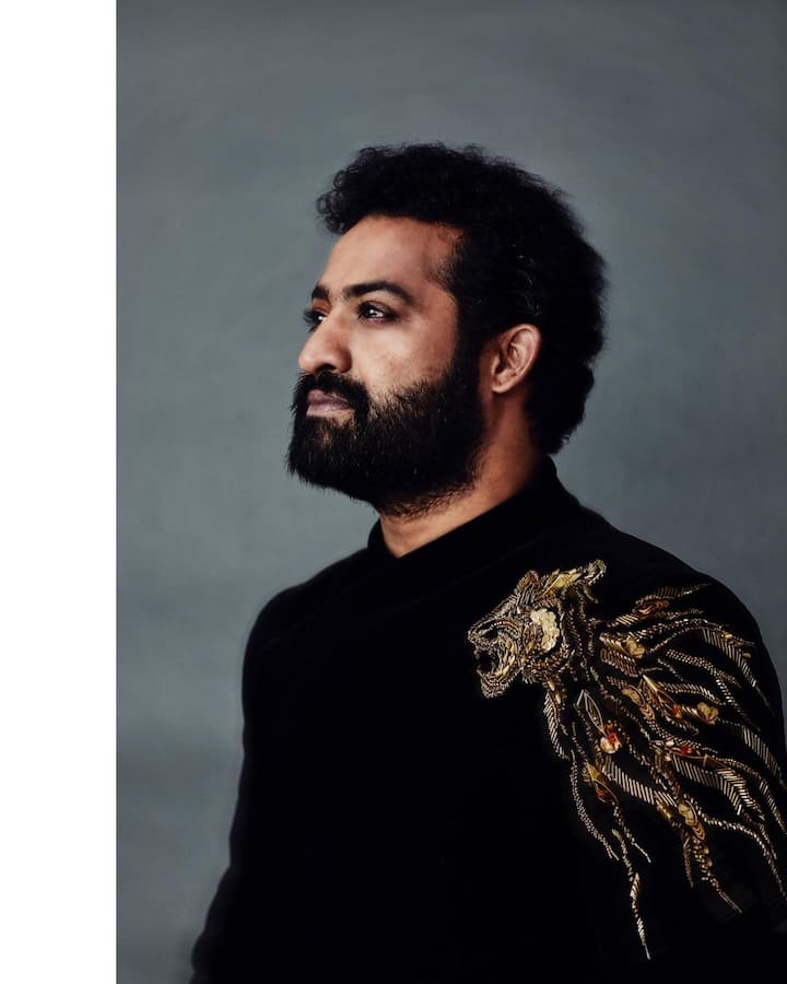 उनकी शेरवानी के शोल्डर पर टाइगर बना हुआ था, जो कि उनके लुक को हाईलाइट कर रहा था. जूनियर एनटीआर के इस लुक को गौरव गुप्ता ने डिजाइन किया है.