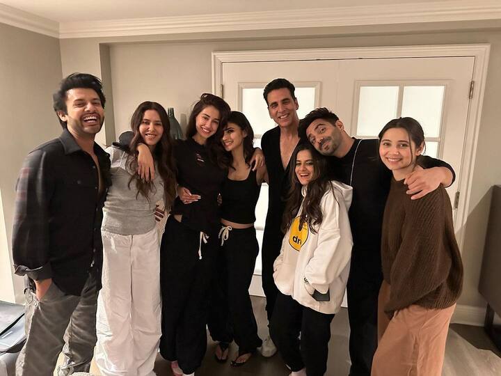 பாலிவுட்டின் ஹாட் நடிகைகளில் தீஷா பதானியும் ஒருவர். இவர் சமூக ஊடகங்களில் மிகவும் ஆக்டிவான நடிகை. தற்போது இவர் மௌனி ராய், அக்ஷய் குமார், சொனம் பாஜ்வா உடன் இருக்கும் புகைப்படங்களைப் பகிர்ந்துள்ளார்.