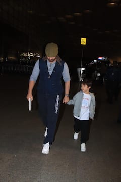 Kareena Kapoor With Family: एयरपोर्ट पर नजर आया पटौदी परिवार, करीना नहीं बाप-बेटे की जोड़ी पर अटकी रहीं सबकी नजरें...