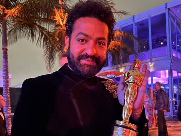 राम चरणनं ऑस्कर ट्रॉफीचा फोटो सोशल मीडियावर शेअर केला.  (Jr NTR/Twitter)