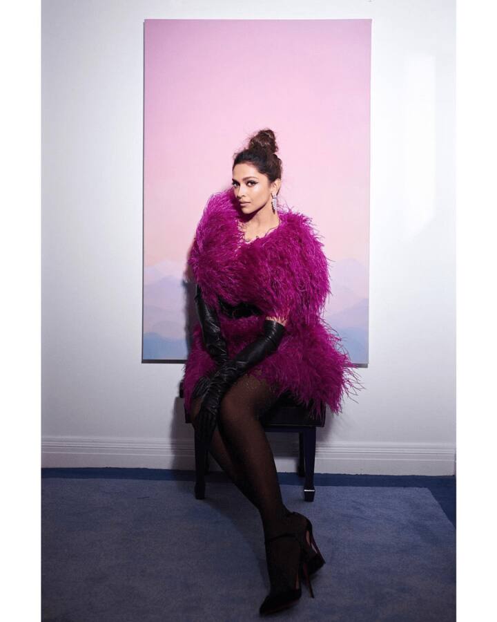 She enhanced the vibe by adding a pair of black elbow-length gloves to the waist-cinching black leather belt.