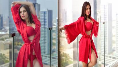 Neha Malik Pics: ਨੇਹਾ ਮਲਿਕ ਹਮੇਸ਼ਾ ਹੀ ਆਪਣੀ ਬੋਲਡਨੈੱਸ ਕਾਰਨ ਸੋਸ਼ਲ ਮੀਡੀਆ ਤੇ ਸੁਰਖੀਆਂ ਬਟੋਰਦੀ ਰਹਿੰਦੀ ਹੈ। ਹਾਲ ਹੀ ਚ ਨੇਹਾ ਮਲਿਕ ਨੇ ਆਪਣੇ ਬੋਲਡ ਲੁੱਕ ਨਾਲ ਇੰਟਰਨੈੱਟ ਤੇ ਧਮਾਲ ਮਚਾ ਦਿੱਤੀ ਹੈ। ਦੇਖੋ ਇਹ ਹੌਟ ਅੰਦਾਜ਼...
