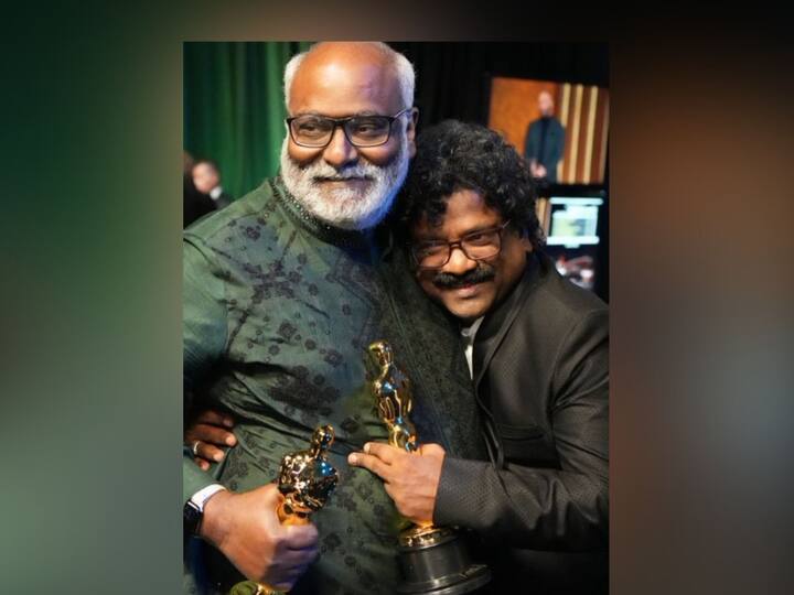 एम एम किरावाणी आणि  चंद्रबोस यांचा ऑस्कर ट्रॉफीसोबतचा हा फोटो सोशल मीडियावर व्हायरल झाला. या फोटोमध्ये दोघेही आनंदी दिसत आहेत.  (RRR Movie/Twitter)