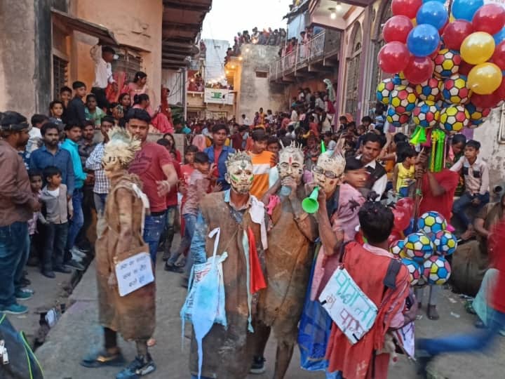 Rajasthan News: यहां किन्नरों ने मां ब्रह्माणी की पूजा अर्चना भी की. डकैत और दबंग पुलिस अधिकारी के स्वांग आकर्षक रहे. साथ ही सैनिक, रानी लक्ष्मी बाई बने बच्चों ने लोगों का ध्यान खींचा.
