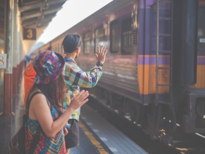 टीटीई का काम यात्रा के दौरान यात्रियों के टिकट की जांच और पड़ताल करना होता है. ये प्रीमियम ट्रेनों में भी टिकट की चेकिंग कर सकते हैं. अगर कोई ट्रेन में बिना टिकट के यात्रा करता है तो जुर्माना लगा सकते हैं. (PC- Freepik.com)