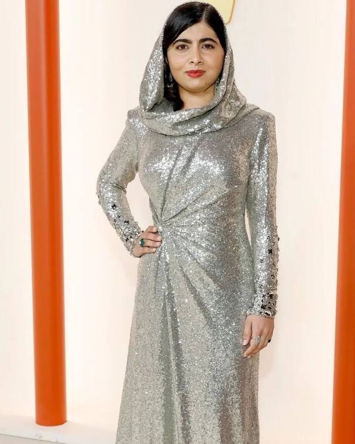 मलाला पहली बार ऑस्कर में आई थीं. जिसके लिए उन्होंने सिल्वर शिमरी आउटफिट को चुना. जिसमें वो काफी हसीन लग रही थीं.