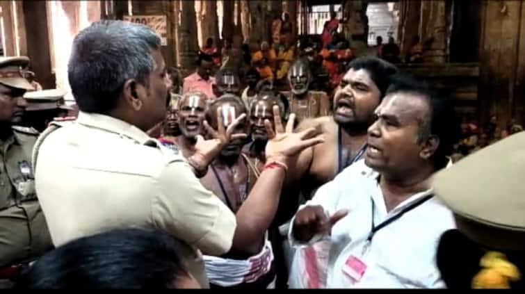 Trichy Devotees protesting in front of Srirangam temple flagpole TNN ஸ்ரீரங்கம் கோவில் கொடிமரம் முன்பு போராட்டத்தில் ஈடுபட்ட பக்தர்களால் பரபரப்பு