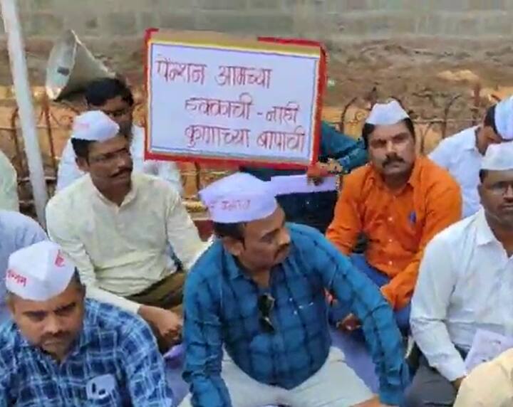 यामुळे सरकारी रुग्णालये, शाळा, कॉलेज, पालिका, बहुतांशी सरकारी विभाग ठप्प झाले आहेत. याचा फटका दहावी आणि बारावीच्या निकालावरही होणार आहे.