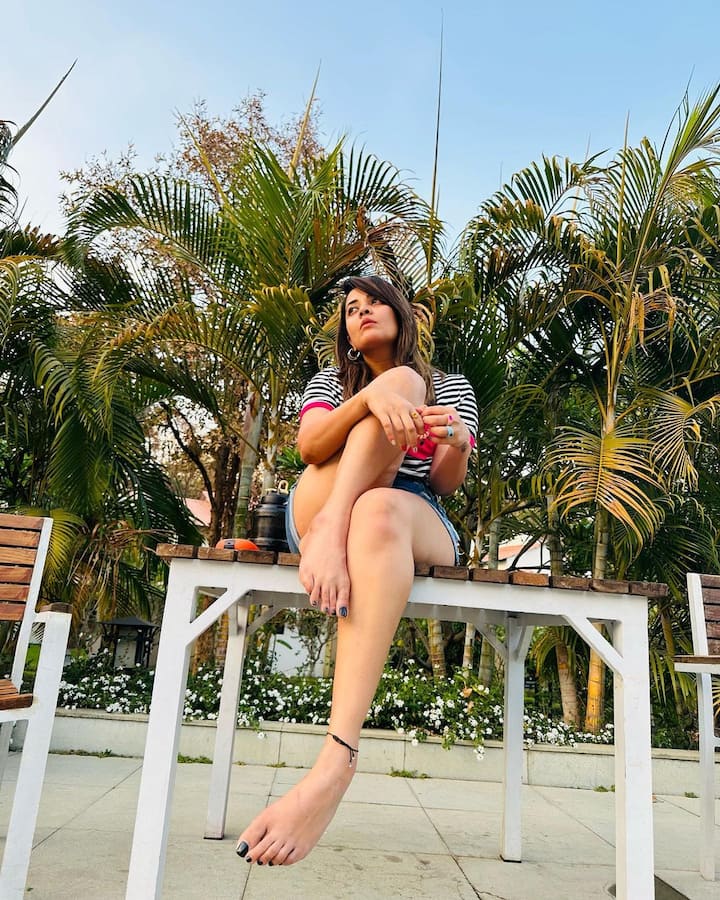 ఆ డ్రెస్ ఏంటి, కూర్చోవడం ఏంటి ఆంటీ అంటూ నెటిజన్లు తెగ తిట్టేస్తున్నారు. Image Credit: Anasuya Bhardwaj/ Instagram