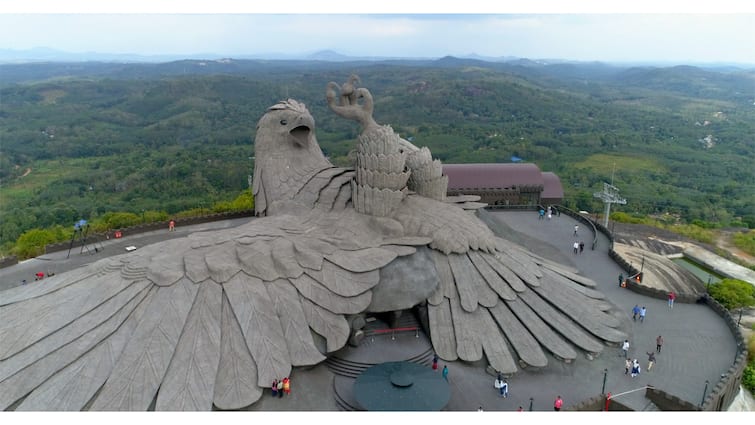 worlds biggest bird statue is situated in india jatayu nature park in kerala Jatayu Nature Park : जिथे रावणाने कापले जटायूचे पंख, तिथेच उभारली जगातील सर्वात मोठी पक्षाची मूर्ती; जटायू पार्कबाबत वाचा सविस्तर...