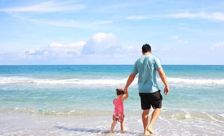 তবে বালির উপর দিয়ে হাঁটা এবং দৌড়নোর মধ্যে ফারাক রয়েছে। সমুদ্রসৈকতে হাঁটতে গেলে যে পরিমাণ শক্তিক্ষয় হয়, দৌড়লে তার চেয়ে কম শক্তিক্ষয় হয়। কারণ সে ক্ষেত্রে দ্রুত এগোতে যাকি আমরা। বালির উপর সে ভাবে চাপ দিই না। তবে সমতলে দৌড়নোর চেয়ে বালির উপর দিয়ে দৌড়নো কষ্টসাধ্যই।