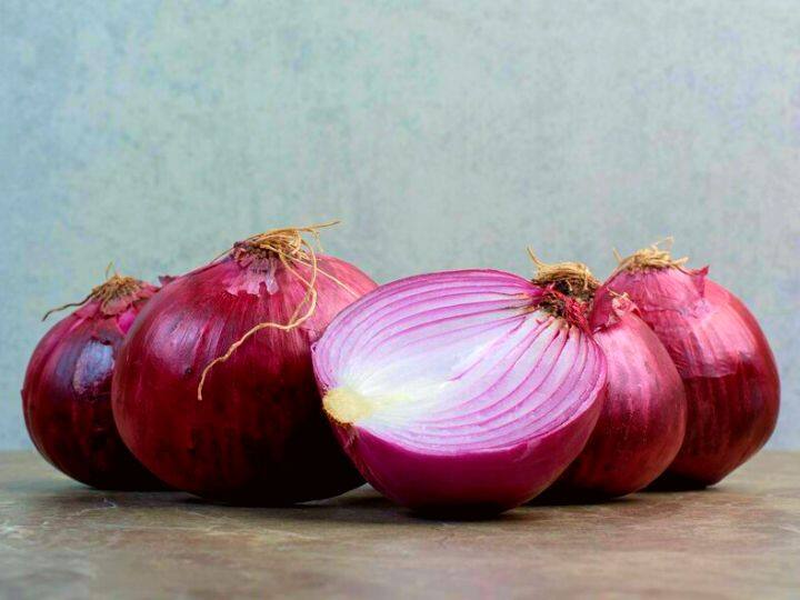 How To Keep Onions Fresh For A Long Time Use These 5 Easy Tricks प्याज को कई हफ्तों तक ताजा रखने के लिए आपनाएं ये 5 आसान ट्रिक्स, नहीं होंगे जल्दी खराब