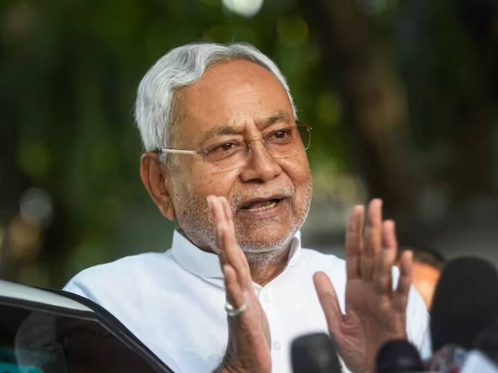 JDU Crisis: Many Workers and Leader Shambhunath Sinha Left JDU Another Tension to CM Nitish Kumar JDU Crisis: सीएम नीतीश कुमार को फिर झटका, पार्टी के इस बड़े नेता के साथ कई कार्यकर्ताओं ने जेडीयू से नाता तोड़ा