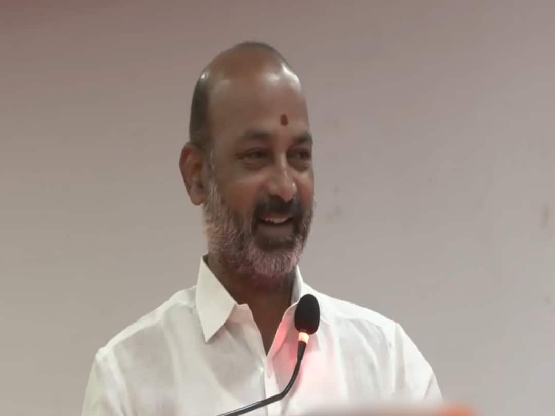 Hyderabad BJP Chief Bandi Sanjay Letter to Women commission says could not attend 15th March Bandi Sanjay : రేపు మహిళా కమిషన్ ఎదుట హాజరుకాలేను, బండి సంజయ్ లేఖ