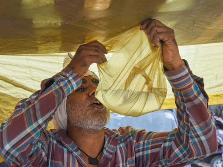 साथ ही दिल्ली में 15 मार्च को हल्की फुहारें देखने को मिल सकती हैं. वहीं, 16 और 17 मार्च को राजधानी में गरज के साथ तेज बारिश का अनुमान है.